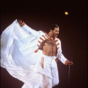 Freddie Mercury sur scène en juillet 1986