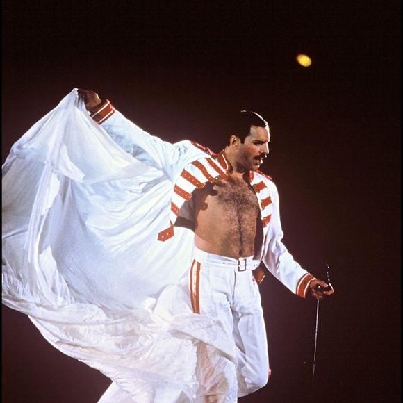 Freddie Mercury sur scène en juillet 1986