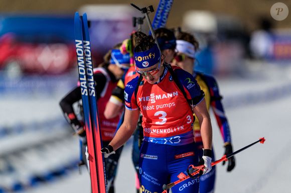 Julia Simon de France est découragée après le départ groupé de l'épreuve féminine de 12,5 km lors de la Coupe du monde IBU le 23 mars 2025 à Oslo, Norvège.  Photo : Mathias Bergeld / BILDBYRÅN