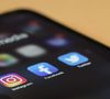 Les smartphones et les réseaux sociaux alimentent notre besoin de certitude immédiate.

Photo prise par Dole777 / Unsplash