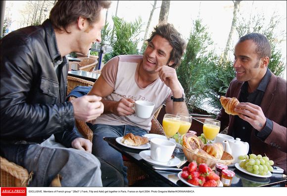 EXCLUSIF. Les membres du groupe français 2Be3- (Frank, Filip et Adel) se réunissent à Paris, France, en avril 2004. Photo Grégoire Mahler/KORAVA/ABACA.