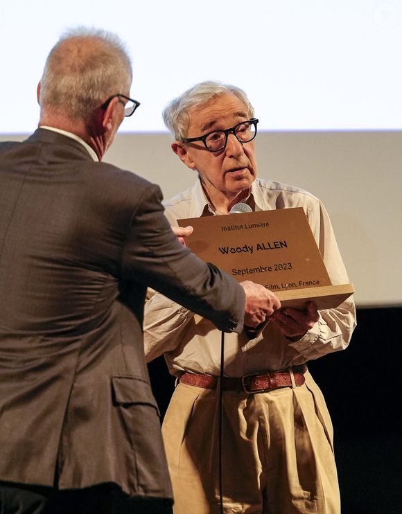 Thierry Frémaux remet une plaque souvenir de son passage à Woody Allen présente en exclusivité France son 50ème film intitulé "Coup de chance" tourné en français avec Valérie Lemercier, Lou de Lâage, Niels Schneider et Melvin Poupaud à l'Institut Lumière à Lyon. © Sandrine Thesillat / Panoramic / Bestimage