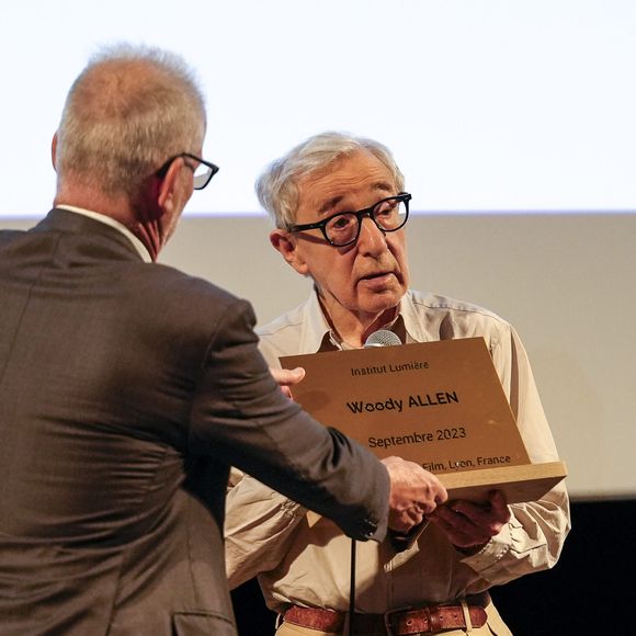 Thierry Frémaux remet une plaque souvenir de son passage à Woody Allen présente en exclusivité France son 50ème film intitulé "Coup de chance" tourné en français avec Valérie Lemercier, Lou de Lâage, Niels Schneider et Melvin Poupaud à l'Institut Lumière à Lyon. © Sandrine Thesillat / Panoramic / Bestimage
