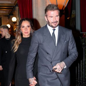 David et Victoria Beckham sortent de leur hôtel à Paris, accompagnés de leurs fils Romeo et Cruz et de leurs amies Kim et Jackie. La famille s'est montrée élégante lors d'un dîner nocturne. Photo par Backgrid USA / Bestimage