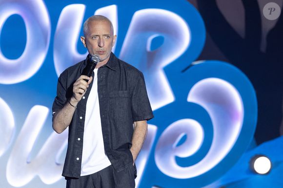 Il a ainsi poussé des brancards et manié des chariots dans le but d'accompagner les malades et les personnes handicapées sur place durant trois jours.

Exclusif - Gad Elmaleh - Enregistrement de l'émission "L'humour à la plage" pour la 2eme édition du festival de Juan les Pins à la pinède Gould le 27 juin 2025. © Bruno Bebert / Bestimage