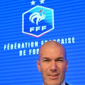 Les couleurs ont également étaient modifiées. 

L'ancien international français de football Zinédine Zidane s'exprime lors d'une conférence de presse visant à le présenter comme le nouveau sélectionneur de l'équipe de France, au siège de la Fédération française de football (FFF) à Paris, le 28 juillet 2026. © Christian Liewig/Bestimage