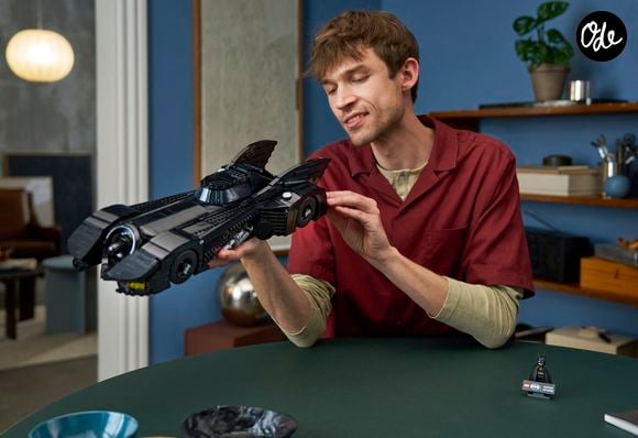 En investissant dans l'humain plutôt que dans les raccourcis technologiques, LEGO prouve qu'une grande marque peut prospérer en protégeant l'authenticité de son savoir-faire.

La maison LEGO sort la Batmobile du film de 1992 Batman Returns avec un ensemble de 2 269 pièces. JLPPA / Bestimage