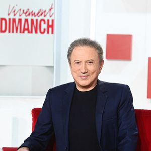 Et cela, depuis 1998 ! 27 ans couronnés de succès.

Exclusif - Michel Drucker sur le plateau de l'émission "Vivement dimanche", diffusée sur France 3 le 7 septembre 2025. Paris, le 2 septembre 2025. 
© Guillaume Gaffiot / Bestimage