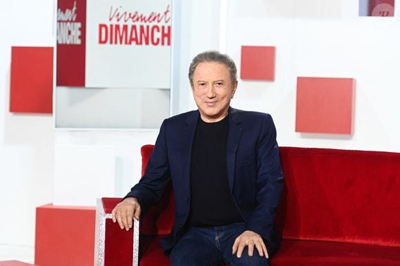 Et cela, depuis 1998 ! 27 ans couronnés de succès.

Exclusif - Michel Drucker sur le plateau de l'émission "Vivement dimanche", diffusée sur France 3 le 7 septembre 2025. Paris, le 2 septembre 2025. 
© Guillaume Gaffiot / Bestimage