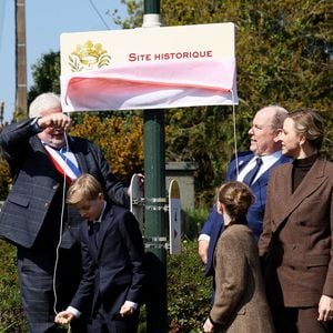 Hervé Van Praag, maire de Plévenon, Le prince Albert II de Monaco, La princesse Charlène de Monaco, Le prince Jacques de Monaco, marquis des Baux, La princesse Gabriella de Monaco, comtesse de Carladès lors d'une visite à Plévenon, Côtes-d'Armor le 9 avril 2025.

© Dominique Jacovides / Bestimage