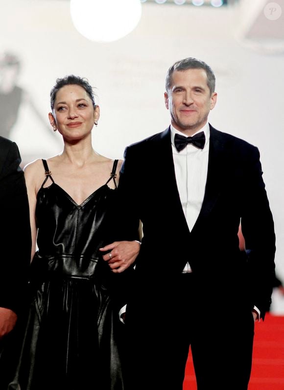 Sur la Croisette, Marion Cotillard et Guillaume Canet se sont échangé des regards tendres et des gestes affectueux, preuve que leur complicité semble être restée intacte malgré leur rupture annoncée en juin 2025. 

Marion Cotillard et Guillaume Canet - Descente des marches du film " Karma " lors du 79ème Festival International du Film de Cannes, le 15 mai 2026. © Jacovides-Moreau / Bestimage