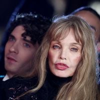 "Je mange rien de ce qui a..." : Arielle Dombasle se prive de nombreux aliments, voici lesquels