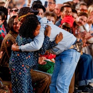 Le créateur de mode Pharrell Williams avec sa femme Helen Lasichanh et ses enfants - Défilé de mode Louis Vuitton Prêt à Porter Collection Homme Printemps/Été 2027 lors de la Fashion Week de Paris, à la Cité Internationale Universitaire de Paris, France, le 23 juin 2026. © Bestimage