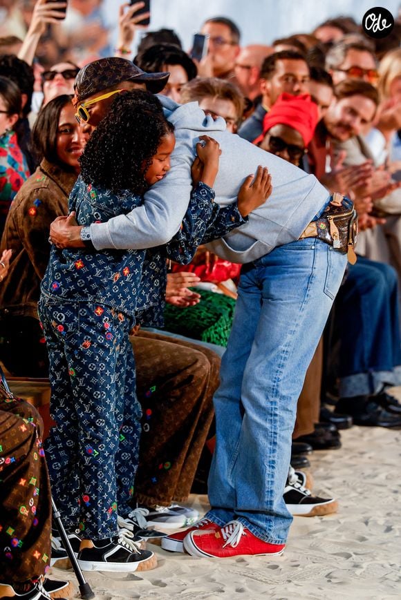 Le créateur de mode Pharrell Williams avec sa femme Helen Lasichanh et ses enfants - Défilé de mode Louis Vuitton Prêt à Porter Collection Homme Printemps/Été 2027 lors de la Fashion Week de Paris, à la Cité Internationale Universitaire de Paris, France, le 23 juin 2026. © Bestimage