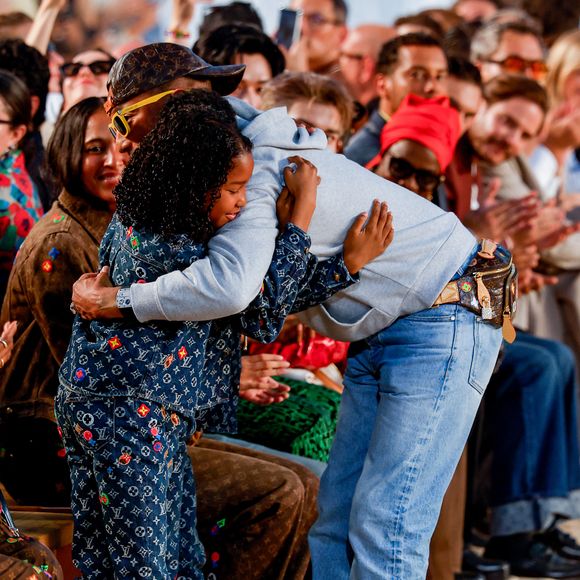 Le créateur de mode Pharrell Williams avec sa femme Helen Lasichanh et ses enfants - Défilé de mode Louis Vuitton Prêt à Porter Collection Homme Printemps/Été 2027 lors de la Fashion Week de Paris, à la Cité Internationale Universitaire de Paris, France, le 23 juin 2026. © Bestimage