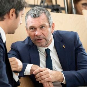 Le ministre de l'Éducation nationale Gabriel Attal et le directeur général d'Intermarché Thierry Cotillard lors du lancement de la mobilisation générale du monde de l'entreprise en faveur des stages de seconde à Pierrefitte-sur-Seine près de Paris le 30 novembre 2023 Photo par Eliot Blondet/ABACAPRESS.COM