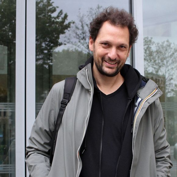 le magicien humoriste avait annoncé sa séparation avec la mère de ses deux fils en 2023.

Eric Antoine à la sortie de l'émission de radio Les Grosses Têtes sur RTL à Neuilly-sur-Seine, France, le 28 octobre 2025. © Jonathan Rebboah/Psnewz/Bestimage