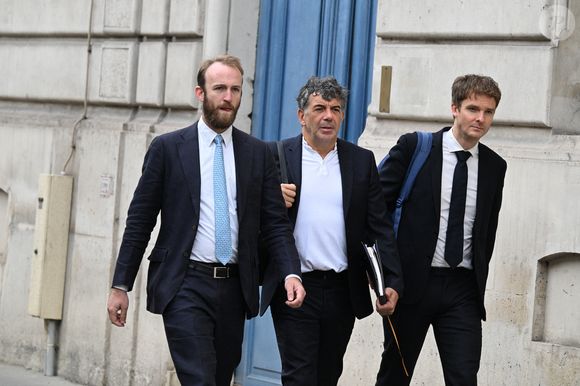 Cela ne concerne pas ses affaires judiciaires

Exclusif - Stéphane Plaza arrive à la Maison de la Chimie à Paris avec ses avocats Antonin Gravelin-Rodriguez et Julien Roelens pour donner une conférence de presse le 5 juin 2025.