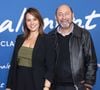 "J'ai un énorme respect pour les comédiens, et une carrière, c'est très long à construire. Je les admire trop pour prétendre pouvoir partager d'emblée l'affiche avec eux", a-t-elle répondu.
Julia Vignali et son mari Kad Merad - Avant-première du film "Finalement" de C. Lelouch qui fête son 87ème anniversaire au Grand Rex à Paris le 30 octobre 2024. © Pierre Perusseau/Bestimage