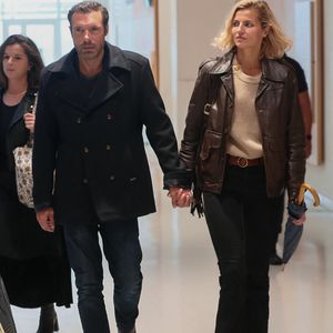 Nicolas Bedos, jugé pour agressions et harcèlement sexuels, arrive avec sa compagne Pauline Desmonts et son avocate,  J.Minkowski, au tribunal judiciaire de Paris, le 26 septembre 2024. Les faits reprochés auraient été commis entre 2018 et 2023. 
© Christophe Clovis / Bestimage