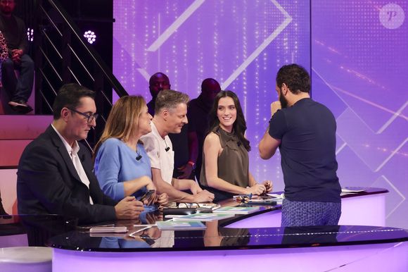 Exclusif - Olivier Dartigolles, Cyril Hanouna, Valérie Benaim, Matthieu Delormeau, Shana Loustau, sur le plateau de l'émission TBT9 (Tout beau tout n9uf) présentée par C.Hanouna, et diffusée en direct sur W9, Paris, France, le 19 novembre 2025. © Jack Tribeca / Bestimage