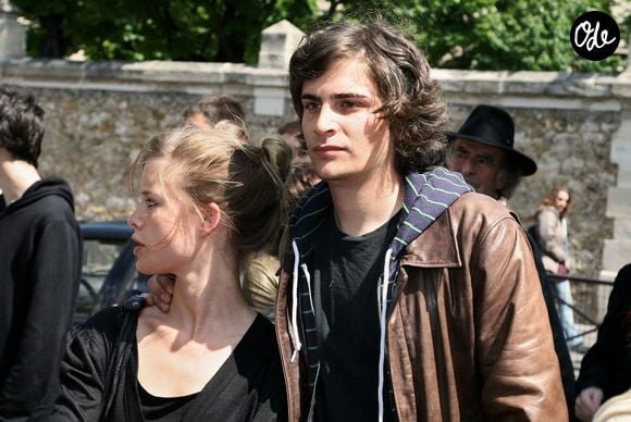 Roman Kolinka est aussi comédien.
Roman Kolinka (le fils de Marie Trintignant) et sa compagne assistent à l'inauguration du Jardin Marie Trintignant (actrice française décédée en 2003) au quai des Célestins à Paris, en France, le 13 mai 2007. Photo de Denis Guignebourg/ABACAPRESS.COM