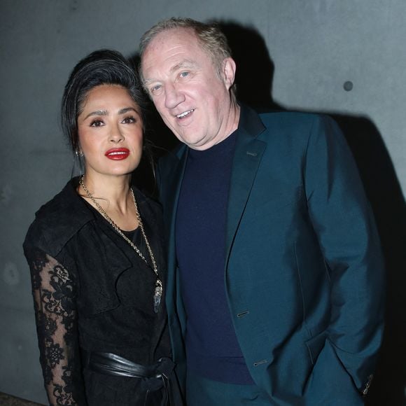 Père de quatre enfants, il parvient à concilier son rôle de dirigeant avec celui de mari et de père attentif, comme le souligne sa femme dans plusieurs interviews. 

François-Henri Pinault et sa femme Salma Hayek - Vernissage de "Corps et âmes", la nouvelle Collection Pinault à la Bourse du Commerce à Paris le 4 Mars 2025. © Bertrand Rindoff / Bestimage