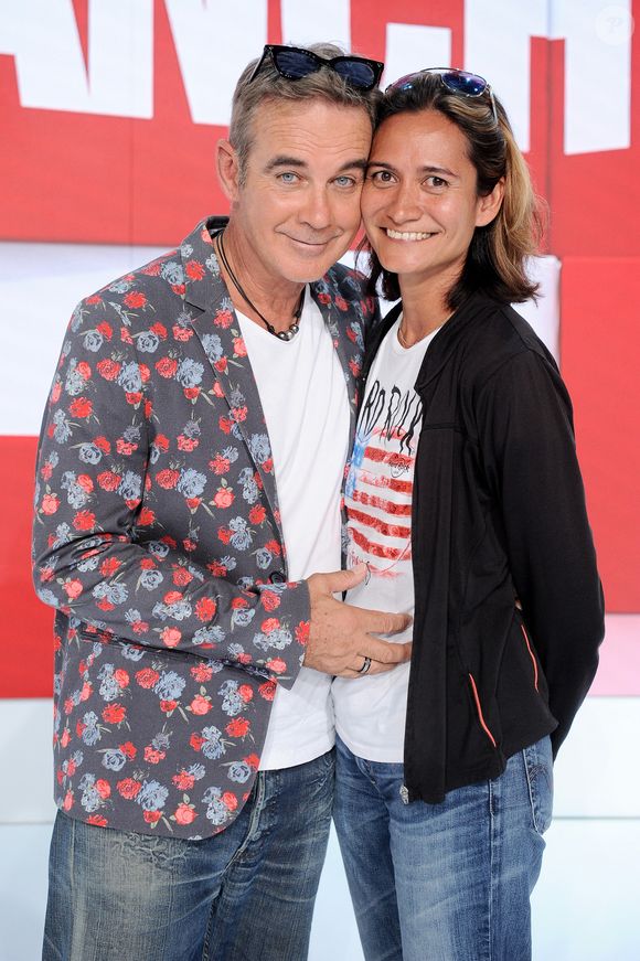 Pour s'intégrer à Tahiti, l'inoubliable Philippe de "La Boum 2" a commencé par travailler dans le bâtiment.

Exclusif - Pierre Cosso et sa femme Rautea - Enregistrement de l'émission Vivement dimanche prochain au studio Gabriel, présentée par Michel Drucker . Diffusion sur France 2 le 19/06/2022. © Guillaume Gaffiot/Bestimage