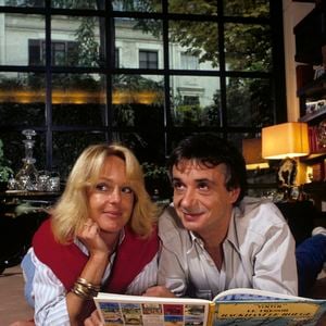 Archives - En France, à Paris, Michel Sardou chez lui avec sa femme en novembre 1985.