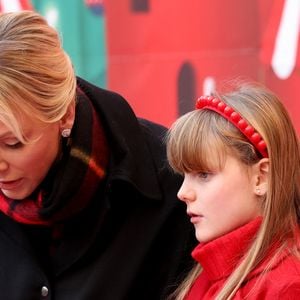 La princesse Gabriella de Monaco, comtesse de Carladès, La princesse Charlène de Monaco - La famille princière de Monaco offre les traditionnels cadeaux de Noël aux enfants monégasques dans la Cour du Palais Princier, le 18 décembre 2024. 

© Claudia Albuquerque / Bestimage