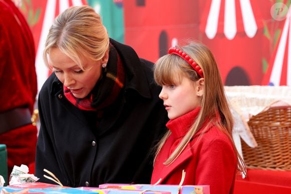 La princesse Gabriella de Monaco, comtesse de Carladès, La princesse Charlène de Monaco - La famille princière de Monaco offre les traditionnels cadeaux de Noël aux enfants monégasques dans la Cour du Palais Princier, le 18 décembre 2024. 

© Claudia Albuquerque / Bestimage