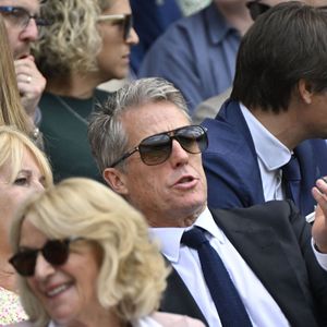 Lors du quart de finale de Wimbledon opposant Novak Djokovic à Flavio Cobolli, Hugh Grant a attiré l’attention depuis la prestigieuse Royal Box.

Hugh Grant et sa femme Anna Eberstein, assis derrière la reine consort d'Angleterre, assistent au tournoi de tennis de Wimbledon à Londres. 
© Chryslene Caillaud / PsnewZ / Bestimage