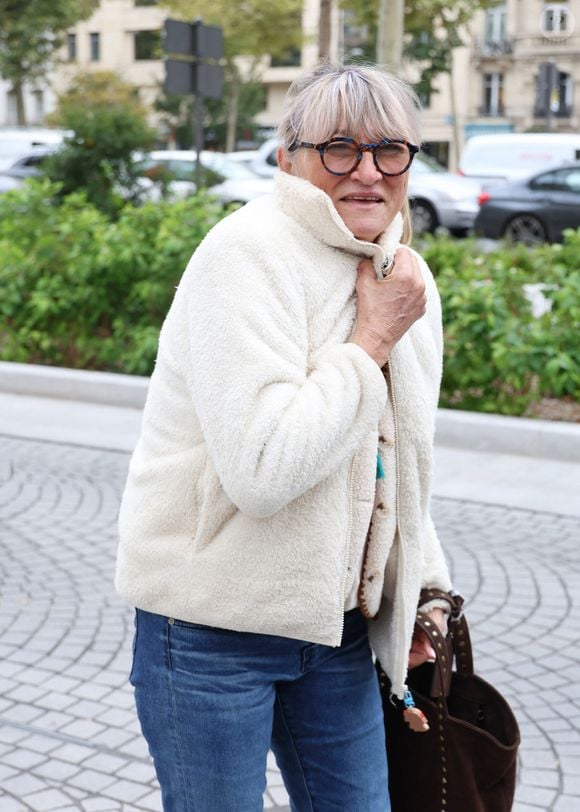 "Si ça intéresse quelqu'un, je vends mon bateau Frou-Frou qui est au port de l'Arsenal."

Christine Bravo - Les célébrations aperçues à proximité des studios de RTL à Neuilly-sur-Seine, le 15 octobre 2025.

Agence / Bestimage