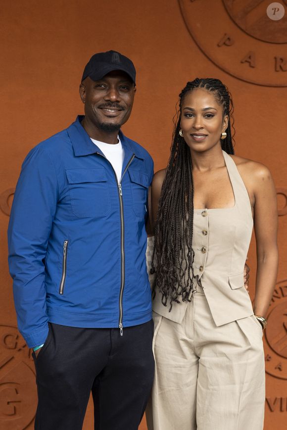 Dans cette famille recomposée, la fille de Jennifer a même pris une place immense. Âgée de 5 ans, la petite Mya a immédiatement trouvé ses marques auprès de Harry Roselmack.

Harry Roselmack et sa nouvelle compagne Jennifer Galap au village lors des Internationaux de France de Tennis de Roland Garros 2025, à Paris, France, le 7 juin 2025.
 
© Cyril Moreau/Bestimage