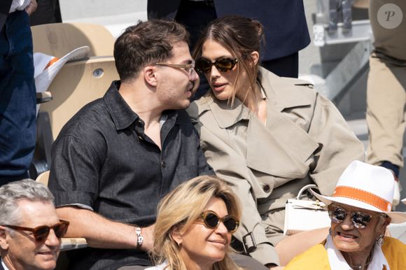 Antoine Dupont et sa compagne Iris Mittenaere en tribunes lors de la finale messieurs des Internationaux de France de Tennis de Roland Garros 2025 (jour 15), à Paris, France, le 8 juin 2025. © Cyril Moreau/Bestimage