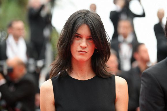 Enfin, Sandrine Kiberlain se dit très fière de sa fille Suzanne, qui suit une voie artistique à son image.


Suzanne Lindon - Montée des marches du film « Les Amandiers » lors du 75ème Festival International du Film de Cannes. Le 22 mai 2022 © Rachid Bellak / Bestimage