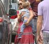 Elle y vit avec ses deux enfants, Aleph et Amalia.
Natalie Portman sort avec son mari Benjamin Millepied et leur fils Aleph pour déjeuner à Venice, Los Angeles, CA, USA le 17 août 2013. Natalie a canalisé son style occidental, en étant mignonne dans une robe imprimée et des bottes marron.  Après le déjeuner, l'actrice de Thor a porté son fils en pleine croissance jusqu'à la voiture. Photo Limelightpics.US/ABACAPRESS.COM