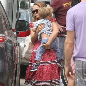 Elle y vit avec ses deux enfants, Aleph et Amalia.
Natalie Portman sort avec son mari Benjamin Millepied et leur fils Aleph pour déjeuner à Venice, Los Angeles, CA, USA le 17 août 2013. Natalie a canalisé son style occidental, en étant mignonne dans une robe imprimée et des bottes marron.  Après le déjeuner, l'actrice de Thor a porté son fils en pleine croissance jusqu'à la voiture. Photo Limelightpics.US/ABACAPRESS.COM