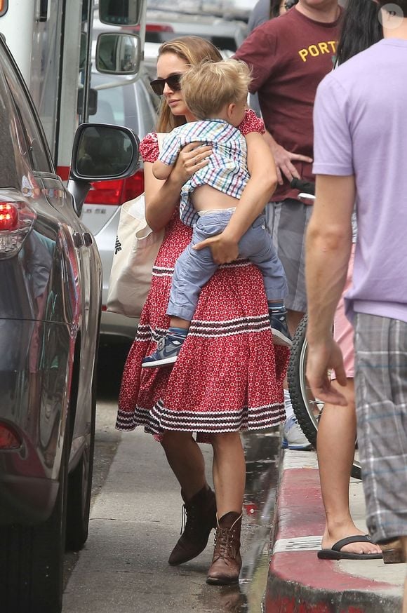 Elle y vit avec ses deux enfants, Aleph et Amalia.
Natalie Portman sort avec son mari Benjamin Millepied et leur fils Aleph pour déjeuner à Venice, Los Angeles, CA, USA le 17 août 2013. Natalie a canalisé son style occidental, en étant mignonne dans une robe imprimée et des bottes marron.  Après le déjeuner, l'actrice de Thor a porté son fils en pleine croissance jusqu'à la voiture. Photo Limelightpics.US/ABACAPRESS.COM