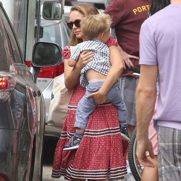Elle y vit avec ses deux enfants, Aleph et Amalia.
Natalie Portman sort avec son mari Benjamin Millepied et leur fils Aleph pour déjeuner à Venice, Los Angeles, CA, USA le 17 août 2013. Natalie a canalisé son style occidental, en étant mignonne dans une robe imprimée et des bottes marron.  Après le déjeuner, l'actrice de Thor a porté son fils en pleine croissance jusqu'à la voiture. Photo Limelightpics.US/ABACAPRESS.COM