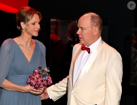 La Princesse a pris la parole sur scène pour célébrer les vingt ans, jour pour jour, de l'accession au trône de son mari.

Le prince Albert II de Monaco et la princesse Charlene au 76ème Bal de la Croix Rouge dans la salle des Etoiles à Monaco le 12 juillet 2025.

© Bruno Bebert/Bestimage
