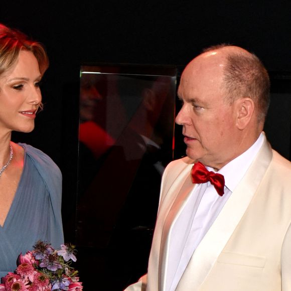 La Princesse a pris la parole sur scène pour célébrer les vingt ans, jour pour jour, de l'accession au trône de son mari.

Le prince Albert II de Monaco et la princesse Charlene au 76ème Bal de la Croix Rouge dans la salle des Etoiles à Monaco le 12 juillet 2025.

© Bruno Bebert/Bestimage