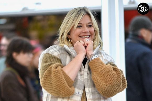 Exclusivité - Flavie Flament lors du tournage de la nouvelle émission itinérante de France 3 « Flavie en France » à Caen, en France, le 7 novembre 2025. Photo de Franck Castel/ABACAPRESS.COM