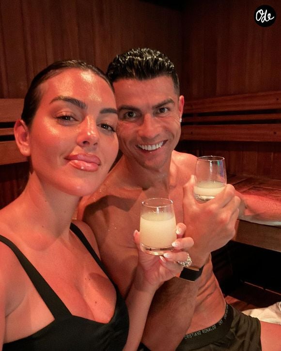 Après avoir officialisé son mariage avec Georgina Rodriguez, le footballeur a affiché un changement capillaire surprenant.

Cristiano Ronaldo et sa fiancée Georgina Rodriguez sur Instagram.