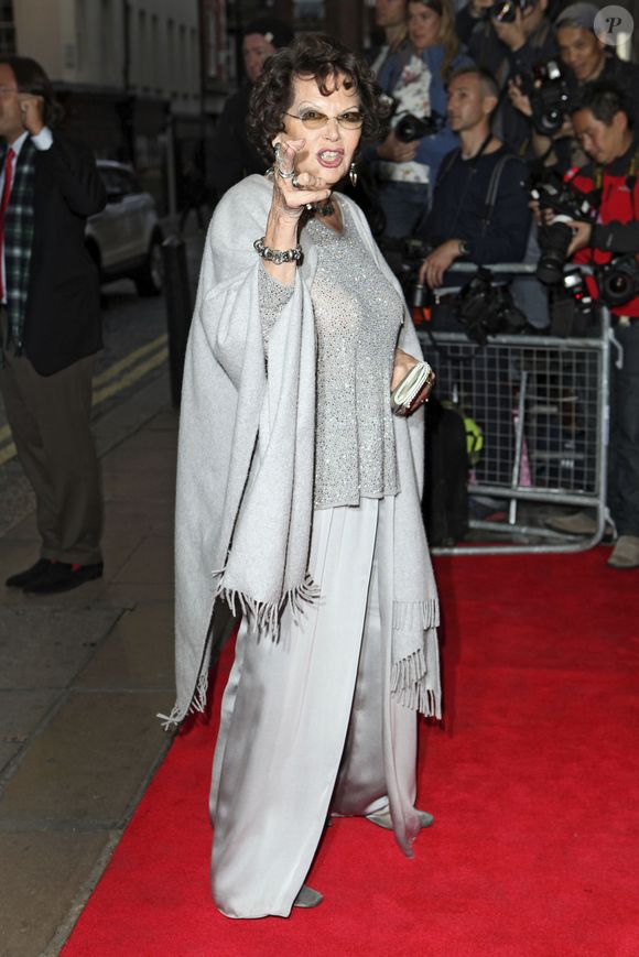 Claudia Cardinale - Première du film "Effie Gray" à Londres le 5 octobre 2014. (Action Press / Bestimage).