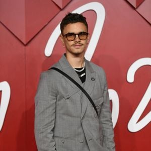 En parallèle du tournage, Romeo Beckham profite de Paris, entre Fashion Week et passion pour la mode.

Romeo Beckham - Photocall de la soirée "Fashion Awards 2022" au Royal Albert Hall à Londres. Le 5 décembre 2022.
Backgrid UK/ Bestimage