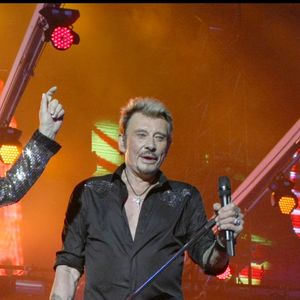 Preuve que Cameron Smet est toujours marqué par la disparition de son grand-père, il ajoute un emoji cœur brisé sur la photo

Exclusif - Sylvie Vartan - Concert de Johnny Hallyday, tournée "Tour 66" au Stade de France le 31 mai 2009.