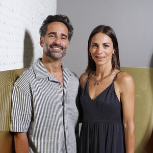 "Beaucoup viennent par amitié", expliquait Florent Peyre à propos des artistes qui acceptent de participer à cette aventure.

Florent Peyre et sa compagne Virginie Stref lors d'une séance photo au Festival du Cinéma Francais et de la gastronomie d'Aix-Les-Bains, France, le 7 juin 2025. © Denis Guignebourg/Bestimage