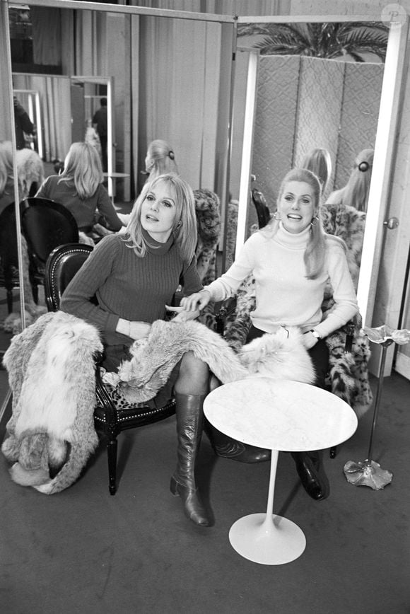 A Paris, Françoise Dorléac et sa sœur Catherine Deneuve, le 8 mars 1967. © Michel Ristroph via Bestimage