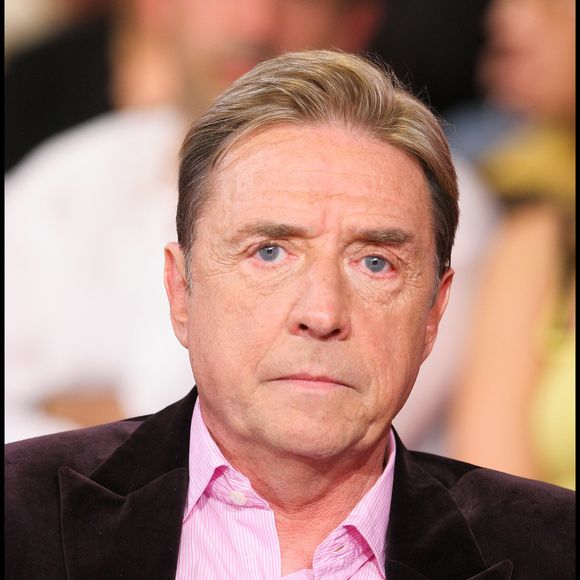 Il y avait acheté une maison isolée à Morterolles-sur-Semme, devenue Bessines-sur-Gartempe après 1982.

Pascal Sevran enregistre l'émission "Vivement Dimanche"

Guillaume Gaffiot/Bestimage